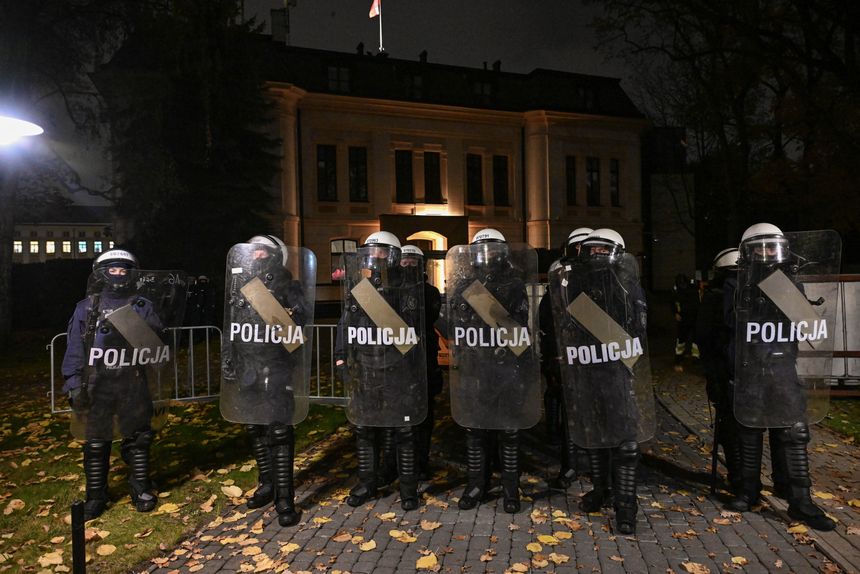Policja przed siedziba TK