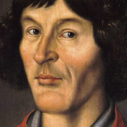Mikołaj Kopernik. Portret mężczyzny z krótkimi, falującymi włosami, w czerwonym płaszczu, na ciemnym tle.