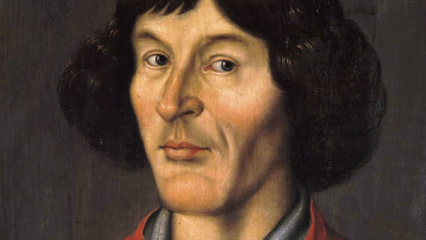 Mikołaj Kopernik. Portret mężczyzny z krótkimi, falującymi włosami, w czerwonym płaszczu, na ciemnym tle.
