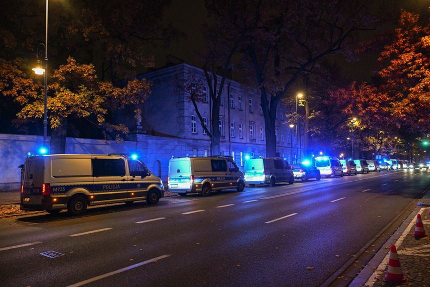 Policja pod siedzibą Trybunału Konstytucyjnego