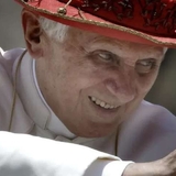 Papież Benedykt XVI w kapeluszu